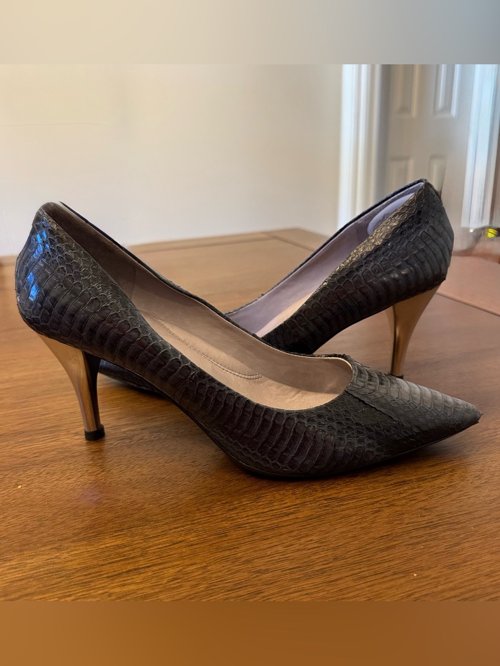 Women’s Pointed Toe Mid-Heel Pumps in Dark Blue Faux-Snake